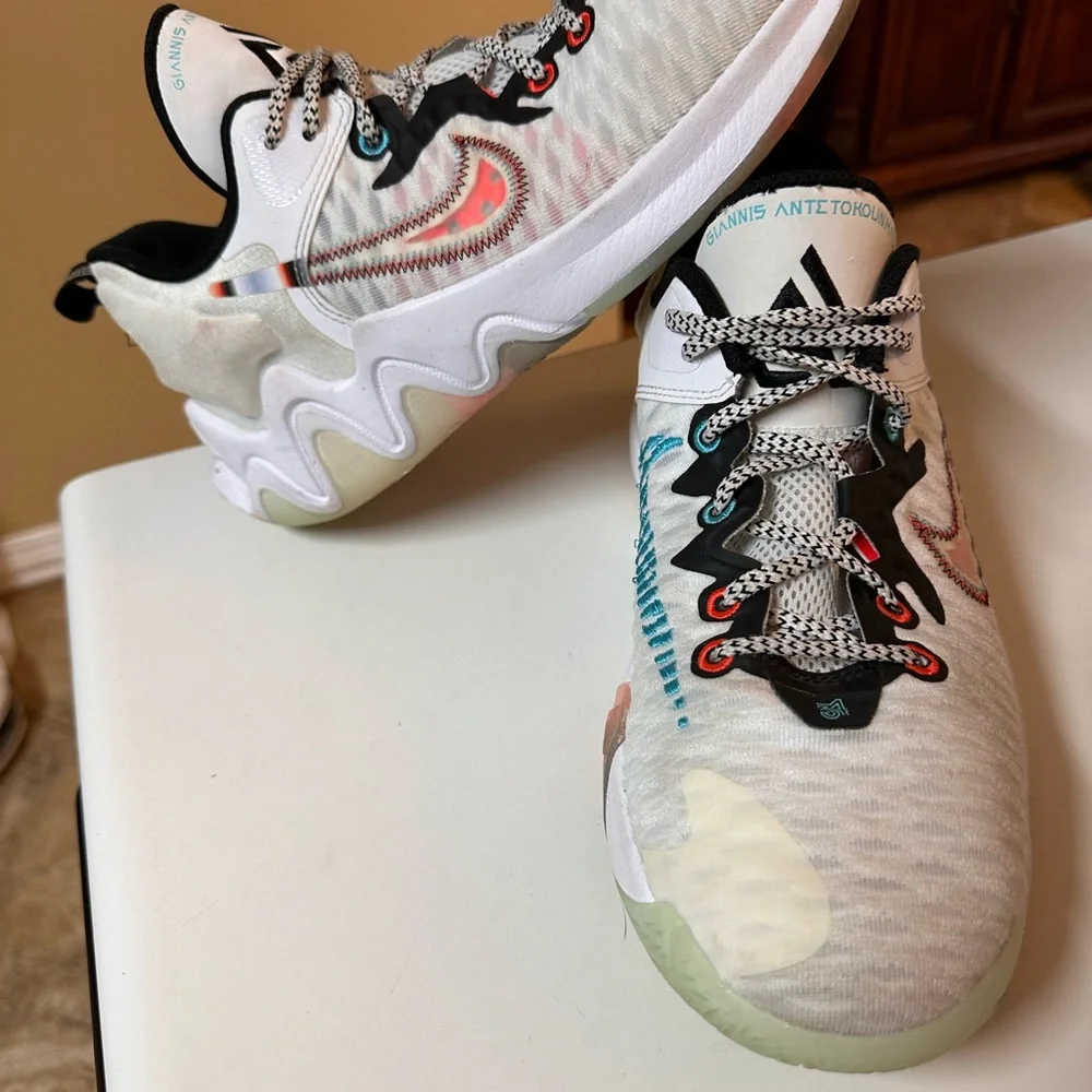 Nike Giannis Immortality Force Field Shoe Pink‎ White Clear big kids size 7Y